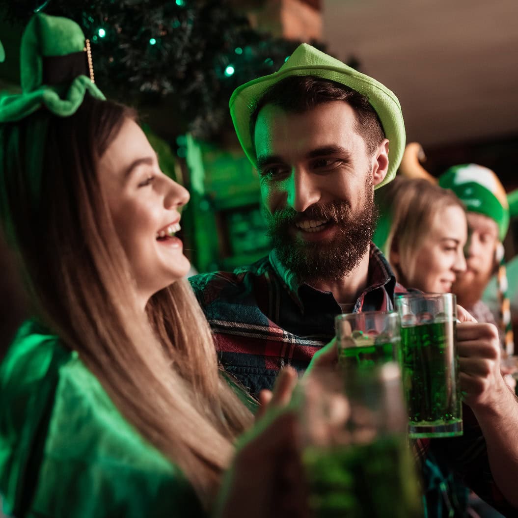 Die Gesellschaft der jungen Leute feiert den St. Patrick's Day.